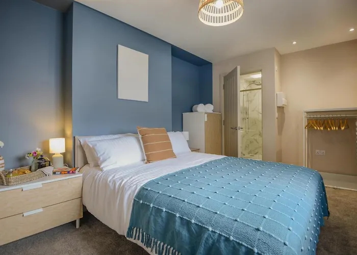 Apartment One - King Bed - Free Private Parking - By Ocean City Retreats