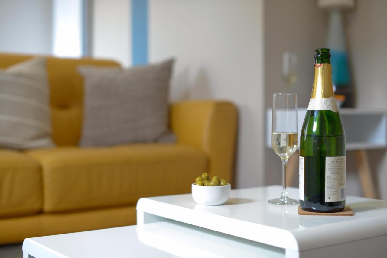 Apartment One - King Bed - Free Private Parking - By Ocean Retreats